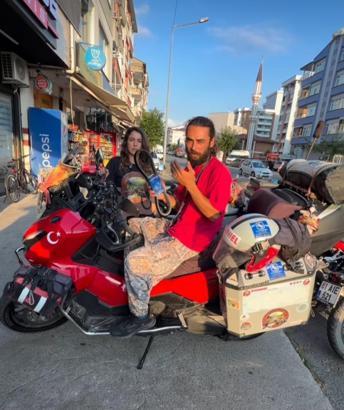 Tek motosiklet ve 2 köpekle 28 aydır karış karış Türkiye'yi geziyorlar