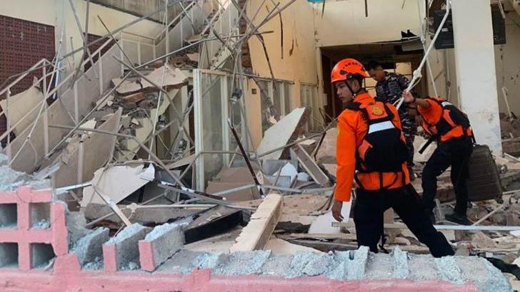 Endonezya'da 7.7 büyüklüğündeki depremde hayatını kaybedenlerin sayısı 103'e yükseldi