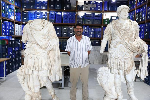 Hadrianus heykeli yeniden ayağa kaldırıldı