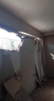 Avcılar’da koltukta uzandığı sırada iş makinesi dairenin duvarını yıktı