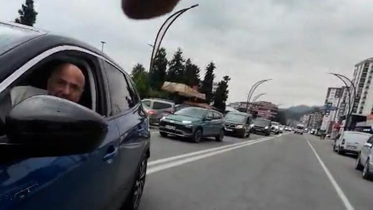 Otomobilden inen 2 kişinin tartıştıkları bisikletliyi darbettiği anlar kamerada