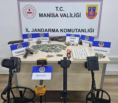 Manisa'da 735 tarihi eser ele geçirildi; 3 gözaltı / Fotoğraf