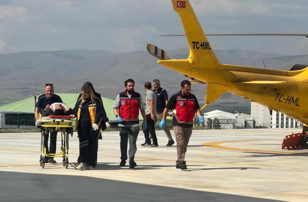 Traktörün altında kalan genç ambulans helikopterle hastaneye ulaştırıldı