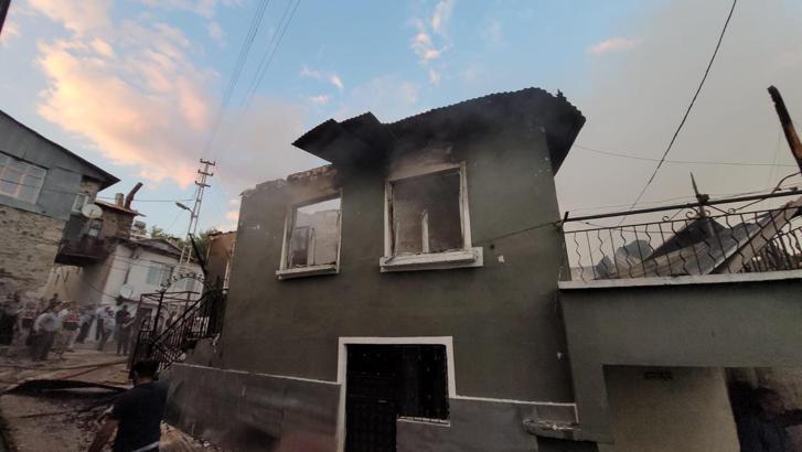 Erzincan’da köyde çıkan yangında 8 ev kullanılamaz hale geldi