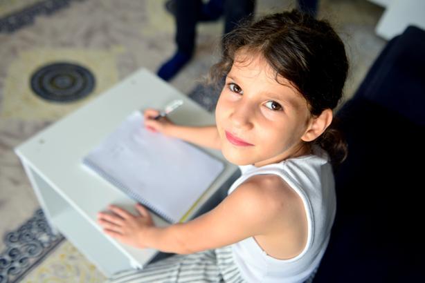 Biyonik kulağı kırılan Ayşegül, okullar açılmadan önce ‘duymak’ istiyor