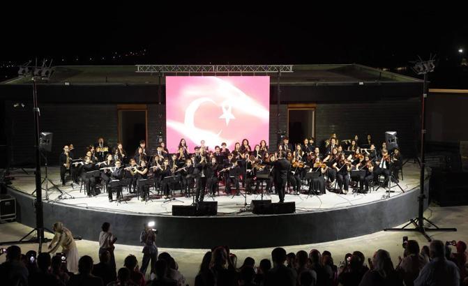 Kemer Belediyesi Gençlik Orkestrası Korkuteli’de sahne aldı