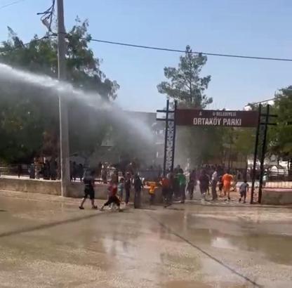 Muhtar, sıcaktan bunalan çocukları tankerden püskürttüğü suyla serinletti