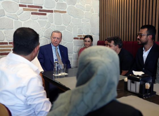 Cumhurbaşkanı Erdoğan, Üsküdar'da esnafı ziyaret etti