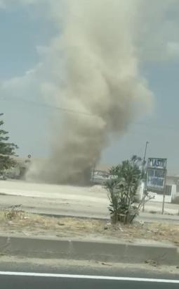 Mardin’de yol kenarında oluşan hortum kamerada