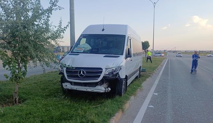 İşçi servisi refüjdeki reklam panosuna çarptı: 6 yaralı