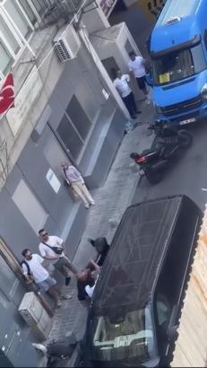 Şişli’de motosiklet sürücüsünün bıçaklandığı yol verme kavgası kamerada
