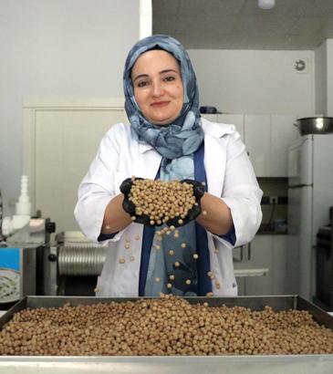 Açtığı iş yerinde yöresel yemekler yapıp 3 kızını üniversitede okutuyor