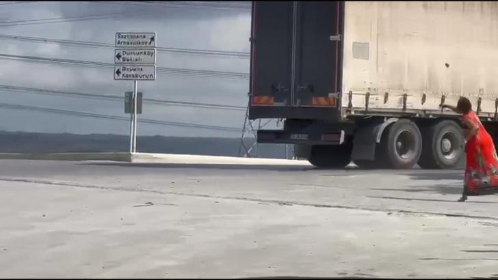 Hadımköy'de yoldan geçen araçlara taş attı; çevredekiler tepki gösterdi