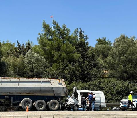 TIR'a arkadan çarpan minibüsün sürücüsü öldü
