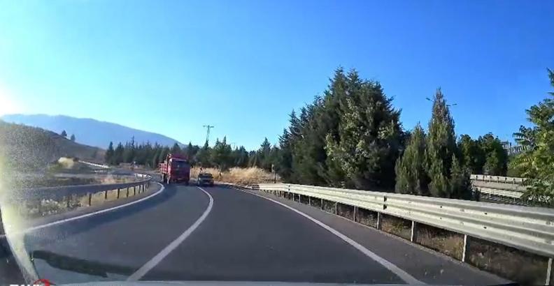 Virajlı yolda sollama yapan sürücü, tehlike yarattı; o anlar kamerada