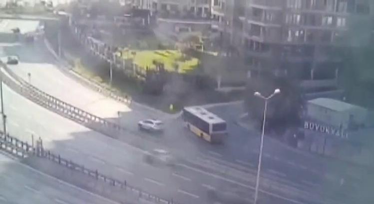 Zeytinburnu'nda 1 kişinin öldüğü 17 kişinin yaralandığı İETT kazası kamerada