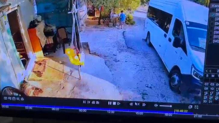 Minibüsle geri manevra yaparken oğlunun ölümüne neden oldu