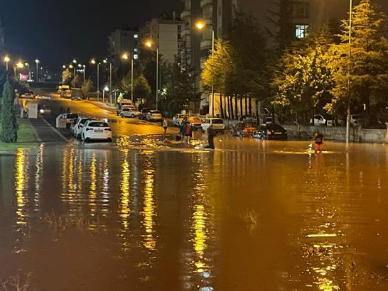 Kayseri'de sağanak sele dönüştü; yollar göle döndü (2)