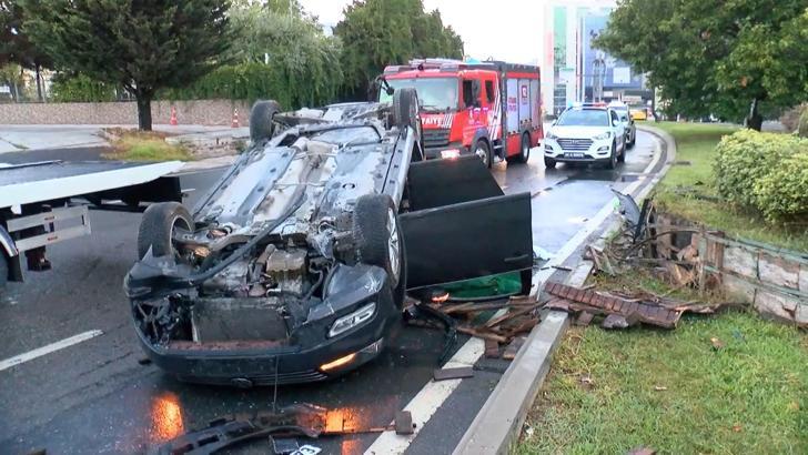 Ataşehir’de otomobil kaldırıma çarpıp takla attı: 2 yaralı