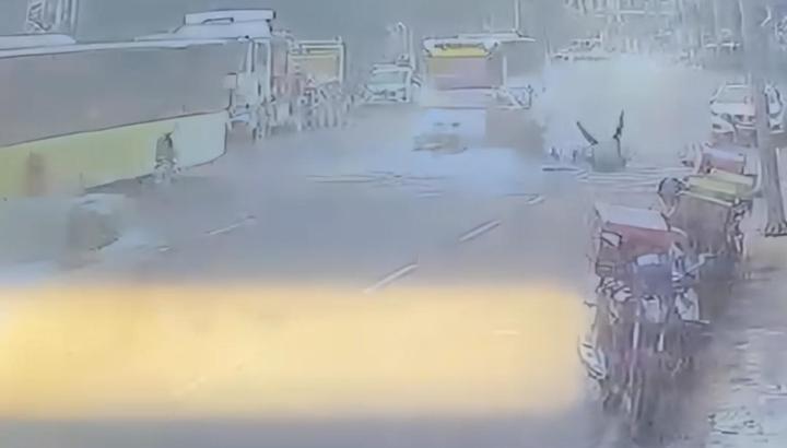 Kağıthane’de motosikletin park halindeki otomobile çarparak takla attığı kaza kamerada