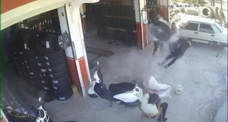 Otomobil lastiği tamir sırasında patladı; o anlar kamerada