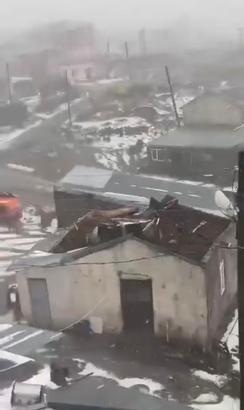 Çıldır’daki fırtınada 28 yapı hasar gördü
