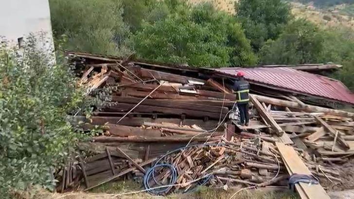 Tadilat yapılan 2 katlı köy evi çöktü; 5 yaralı