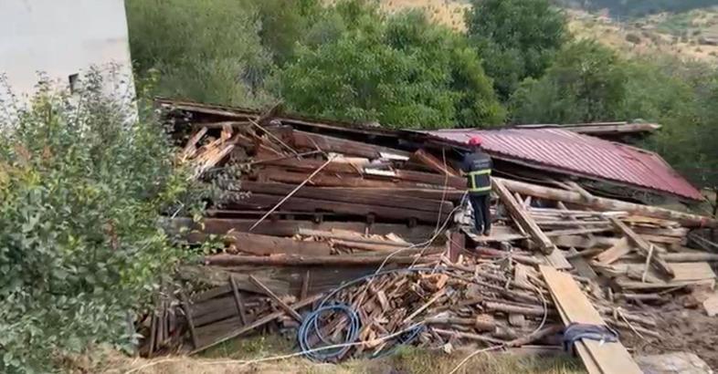 Tadilat yapılan 2 katlı köy evi çöktü; 5 yaralı
