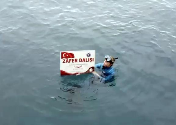 Şahika Ercümen, Karamağara Koyu'nda 'Zafer Dalışı' yaptı