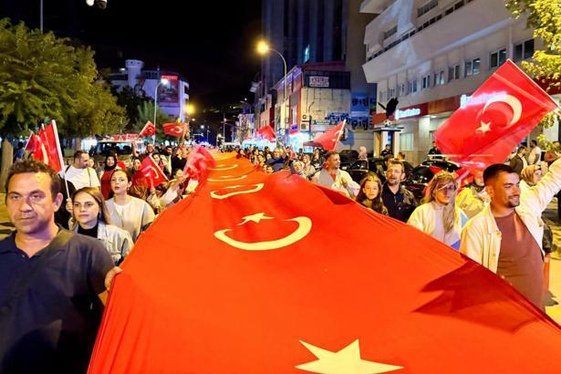 Afyonkarahisar’da Zafer Bayramı coşkusu fener alayıyla yaşandı