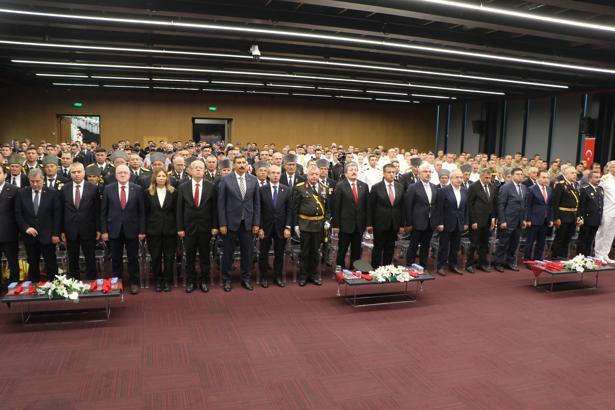 Samsun’da 30 Ağustos Zafer Bayramı töreni yağmur nedeniyle salonda yapıldı