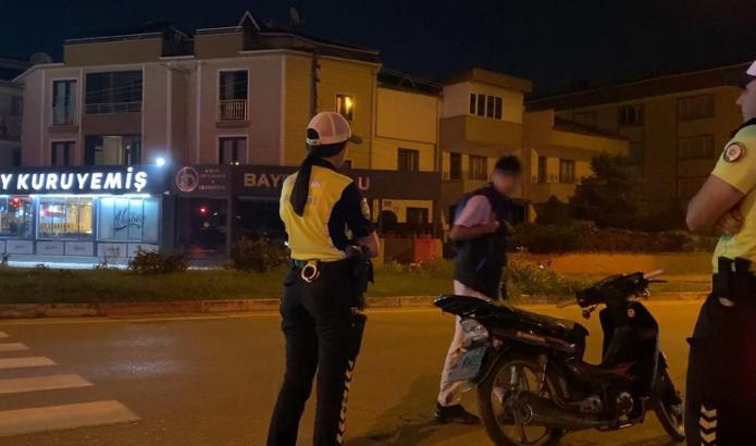 Ehliyetsiz motosikletli 92 bin TL’lik cezayı duyunca ‘Kolay gelsin’ deyip, yaya olarak uzaklaştı