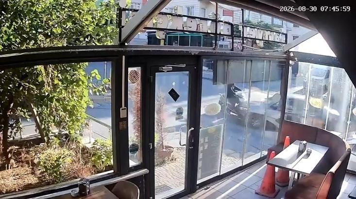 Ümraniye'de motosiklet ile otomobilin çarpıştığı kaza kamerada