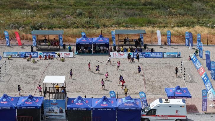 Türkiye’de ilk kez 2 bin 200 metrede plaj hentbolu Erciyes'te oynandı