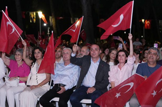 Zafer Bayramı coşkusu Konyaaltı'nda yaşandı