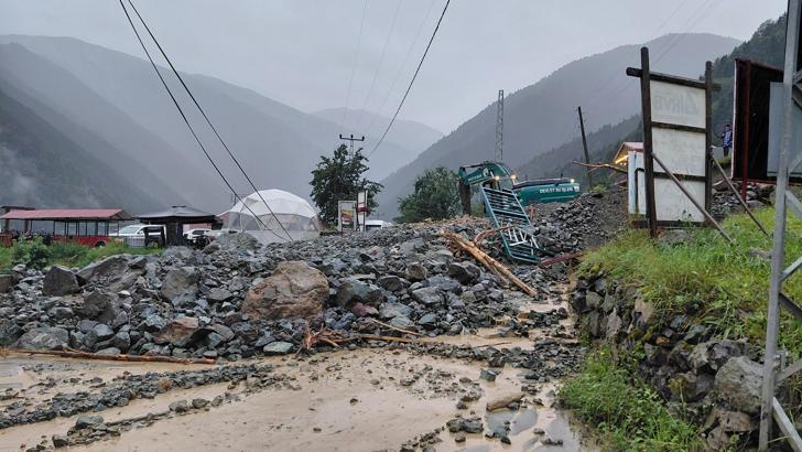 Uzungöl'de sağanak etkili oldu; dere taştı, heyelan meydana geldi