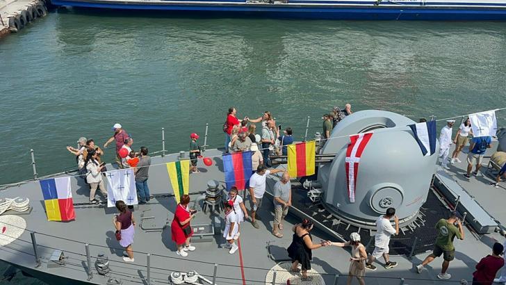 TCG Karşıyaka gemisi Zafer Bayramı'nda ilk kez ziyarete açıldı