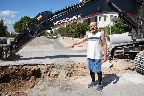 Yağmur suyu drenaj çalışmasında kanalizasyon hattı patladı; mahalleli çözüm bekliyor