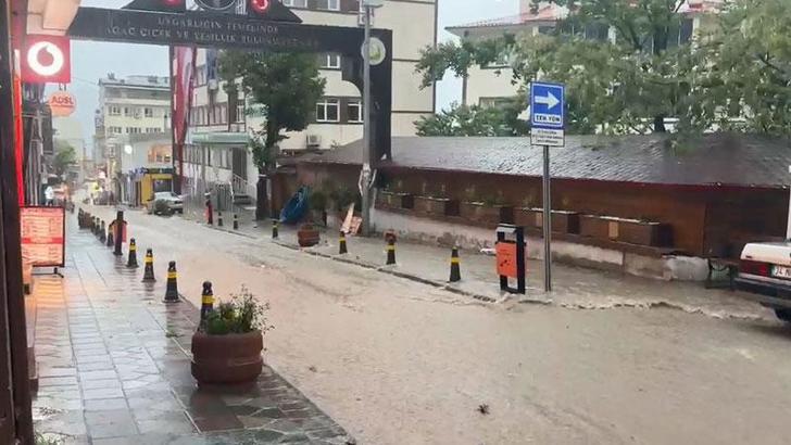 Artvin'de sağanak; ev ve iş yerlerini su bastı