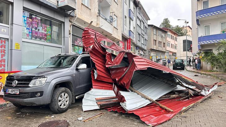Artvin'de fırtınada uçan çatı 3 aracın üzerine düştü