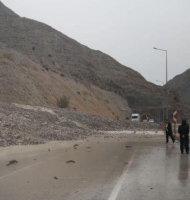 Oltu’da sağanak sele dönüştü, kara yolu ulaşıma kapandı