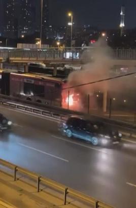 Kağıthane'de metrobüste yangın -1