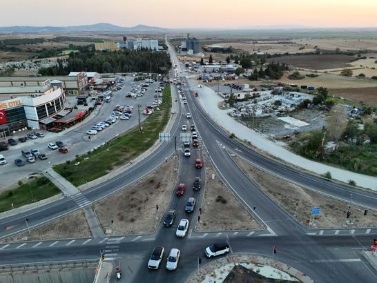 Edirne’de tatilciler sahillerden dönüşte uzun araç kuyrukları oluşturdu