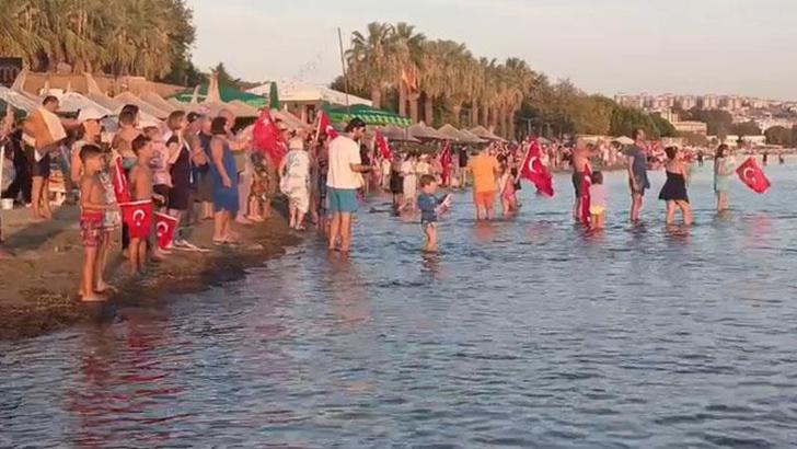 Erdek'te 30 Ağustos coşkusu: Teknedeki müziğe sahildeki tatilciler bayraklarla eşlik etti
