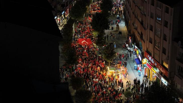 Yüzlerce kişi Türk bayrakları ve meşalelerle yürüdü