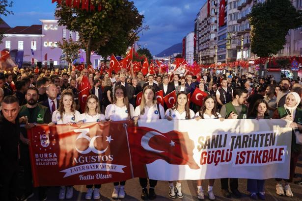 Bursa’da 30 Ağustos Zafer Bayramı kutlamaları Elif Buse Doğan konseriyle sona erdi