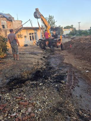 Park halindeki traktör hareket edip alev aldı
