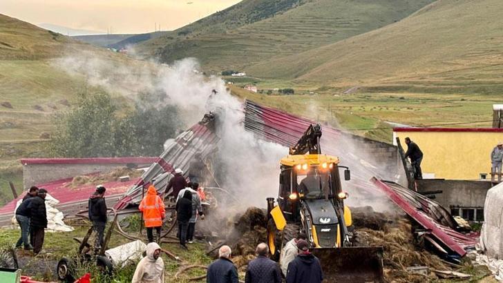 Ardahan'da ahır ve depo yandı, 600 balya saman kül oldu