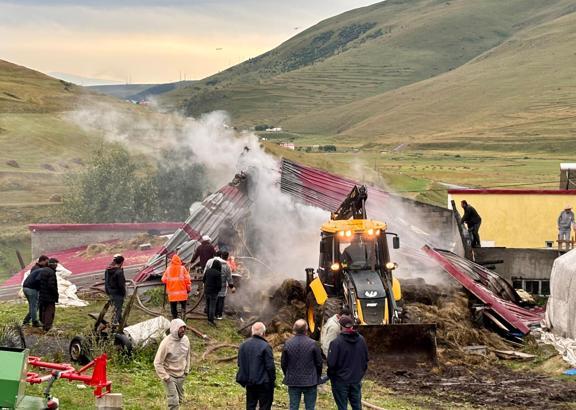 Ardahan'da ahır ve depo yandı, 600 balya saman kül oldu