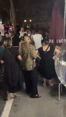 Beyoğlu’nda rapçi Poizi konserinde tekmeli yumruklu kavga kamerada; polis müdahale etti